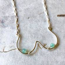 Indlæs billede til gallerivisning 'Femme' halskæde i sølv med lyseblå perler