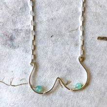 Indlæs billede til gallerivisning 'Femme' halskæde i sølv med lyseblå perler