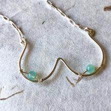 Indlæs billede til gallerivisning 'Femme' halskæde i sølv med lyseblå perler