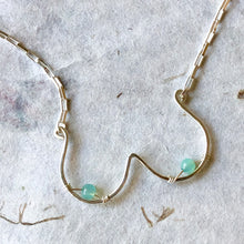 Indlæs billede til gallerivisning 'Femme' halskæde i sølv med lyseblå perler