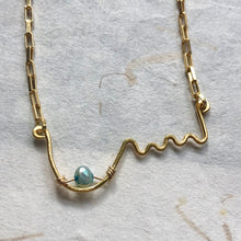 Indlæs billede til gallerivisning 'Femme' halskæde med et bryst og blågrøn perle (Made to order)