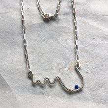 Indlæs billede til gallerivisning 'Femme' halskæde med et bryst og mørkeblå perle