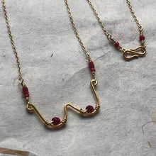 Indlæs billede til gallerivisning 'Femme' halskæde Ltd med røde perler