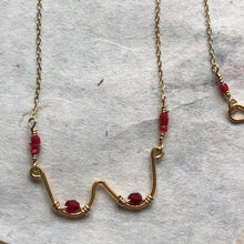 Indlæs billede til gallerivisning 'Femme' halskæde Ltd med røde perler