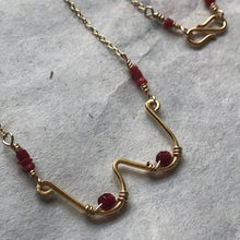 Indlæs billede til gallerivisning 'Femme' halskæde Ltd med røde perler