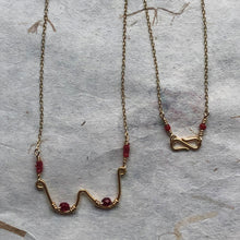 Indlæs billede til gallerivisning 'Femme' halskæde Ltd med røde perler