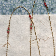 Indlæs billede til gallerivisning 'Femme' halskæde Ltd med røde perler