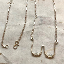 Indlæs billede til gallerivisning 'Femme' halskæde i sølv med transparente perler