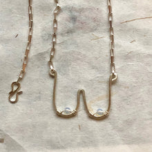 Indlæs billede til gallerivisning 'Femme' halskæde i sølv med transparente perler