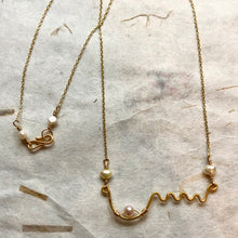 Indlæs billede til gallerivisning 'Femme' halskæde Ltd med et bryst og rosa perle