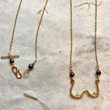 Indlæs billede til gallerivisning 'Femme' halskæde Ltd med grønne perler