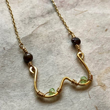 Indlæs billede til gallerivisning 'Femme' halskæde Ltd med grønne perler