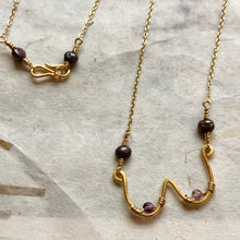 Indlæs billede til gallerivisning 'Femme' halskæde Ltd med lilla perler