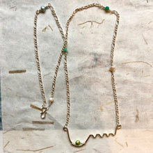 Indlæs billede til gallerivisning 'Femme' halskæde Ltd i sølv med et bryst og grøn perle