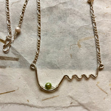 Indlæs billede til gallerivisning 'Femme' halskæde Ltd i sølv med et bryst og grøn perle