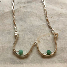 Indlæs billede til gallerivisning &#39;Femme&#39; halskæde i sølv med turkise perler

