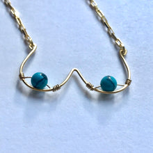 Indlæs billede til gallerivisning 'Femme' halskæde med turkise perler