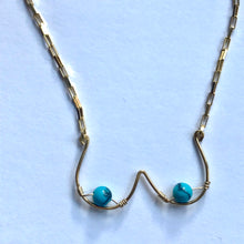 Indlæs billede til gallerivisning 'Femme' halskæde med turkise perler