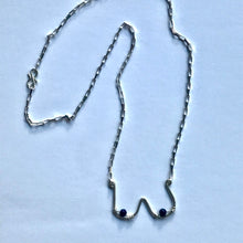 Indlæs billede til gallerivisning 'Femme' halskæde i sølv med mørkeblå perler