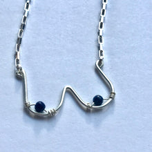 Indlæs billede til gallerivisning 'Femme' halskæde i sølv med mørkeblå perler