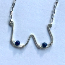 Indlæs billede til gallerivisning 'Femme' halskæde i sølv med mørkeblå perler