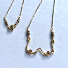 Indlæs billede til gallerivisning 'Femme' halskæde Ltd med brune perler