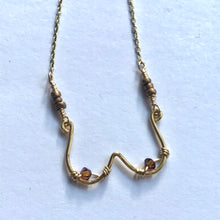 Indlæs billede til gallerivisning 'Femme' halskæde Ltd med brune perler