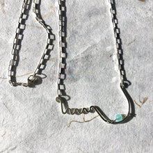 Indlæs billede til gallerivisning 'Femme' halskæde med et bryst og blå perle