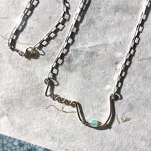 Indlæs billede til gallerivisning 'Femme' halskæde med et bryst og blå perle