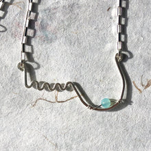 Indlæs billede til gallerivisning 'Femme' halskæde med et bryst og blå perle