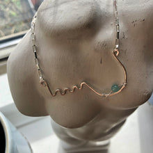 Indlæs billede til gallerivisning 'Femme' halskæde med et bryst og blå perle