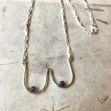 Indlæs billede til gallerivisning 'Femme' halskæde i sølv med lilla perler