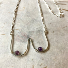 Indlæs billede til gallerivisning 'Femme' halskæde i sølv med lilla perler