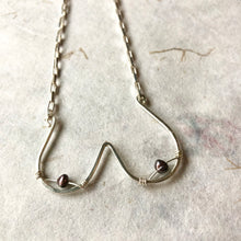 Indlæs billede til gallerivisning 'Femme' halskæde i sølv med grå ferskvandsperler (Made to order)