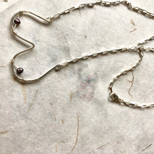 Indlæs billede til gallerivisning 'Femme' halskæde i sølv med grå ferskvandsperler (Made to order)