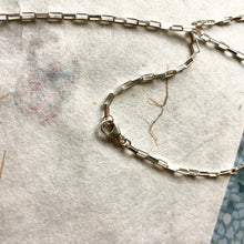 Indlæs billede til gallerivisning 'Femme' halskæde i sølv med grå ferskvandsperler (Made to order)