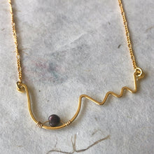 Indlæs billede til gallerivisning 'Femme' halskæde med et bryst og brun perle (Made to order)