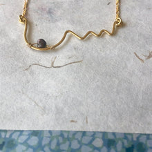 Indlæs billede til gallerivisning 'Femme' halskæde med et bryst og brun perle (Made to order)