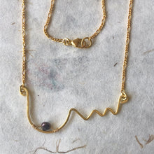 Indlæs billede til gallerivisning 'Femme' halskæde med et bryst og brun perle (Made to order)