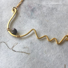 Indlæs billede til gallerivisning 'Femme' halskæde med et bryst og brun perle (Made to order)