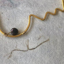 Indlæs billede til gallerivisning 'Femme' halskæde med et bryst og brun perle (Made to order)