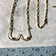 Indlæs billede til gallerivisning 'Femme' halskæde med lysegrå perler (Made to order)