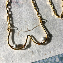 Indlæs billede til gallerivisning 'Femme' halskæde med lysegrå perler (Made to order)