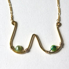 Indlæs billede til gallerivisning &#39;Femme&#39; halskæde med grønne ferskvandsperler
