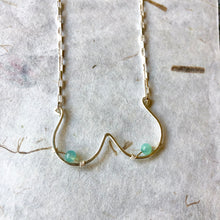 Indlæs billede til gallerivisning &#39;Femme&#39; halskæde i sølv med lyseblå perler
