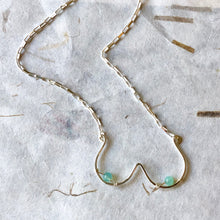 Indlæs billede til gallerivisning &#39;Femme&#39; halskæde i sølv med lyseblå perler
