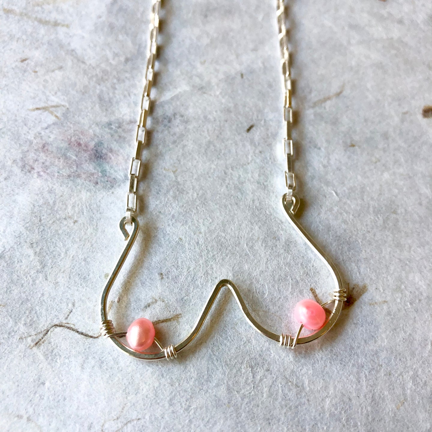 'Femme' halskæde i sølv med lyserøde perler