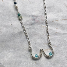 Indlæs billede til gallerivisning &#39;Femme&#39; halskæde Ltd i sølv med lyseblå perler
