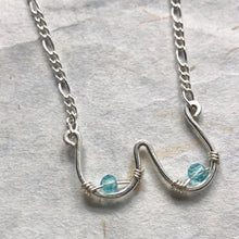 Indlæs billede til gallerivisning &#39;Femme&#39; halskæde Ltd i sølv med lyseblå perler
