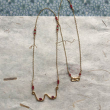 Indlæs billede til gallerivisning &#39;Femme&#39; halskæde Ltd med røde perler
